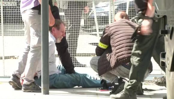 Juraj Cintula es detenido por personal de seguridad después de disparar al primer ministro de Eslovaquia Robert Fico. (Foto de RTVS/AFP).
