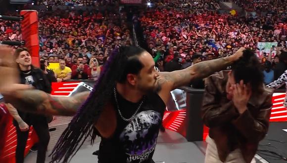 Bad Bunny fue estrellado contra una mesa de transmisión en Raw de WWE.