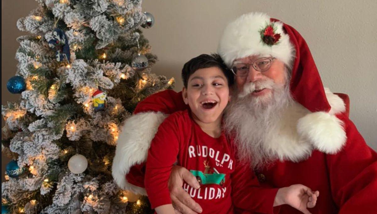 Un niño de siete años con necesidades especiales recibió en su casa la visita de Papá Noel | Foto: Facebook / Team Cass