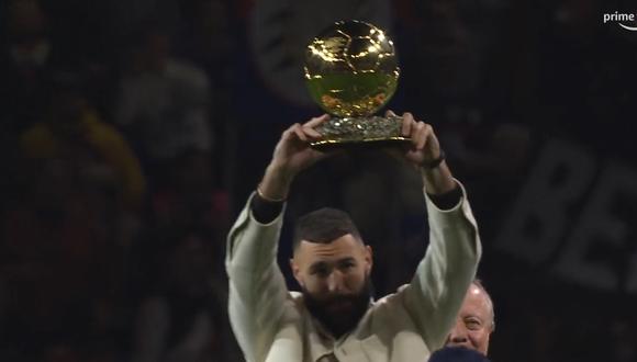 Karim Benzema presentó su Balón de Oro al Olympique de Lyon.