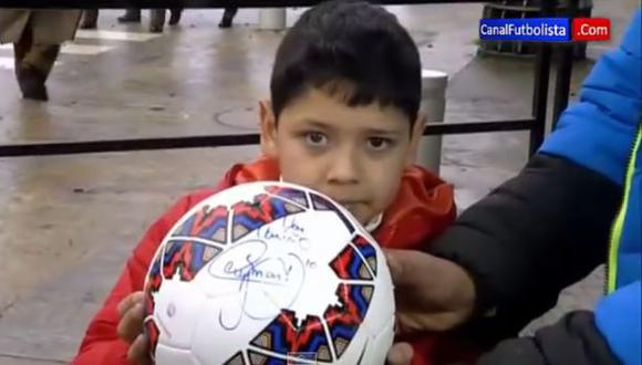 Neymar golpeó a un niño por accidente y le regaló balón firmado