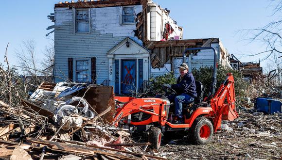 Cuadrillas de trabajo removieron este martes toneladas de escombros en condados del oeste de Kentucky arrasados por los tornados mortales del viernes. (Foto: Tannen Maury / EFE)