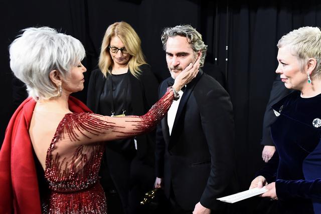 Joaquin Phoenix en el backstage del Oscar 2020, luego de salir a recibir su premio como Mejor actor por "Joker".