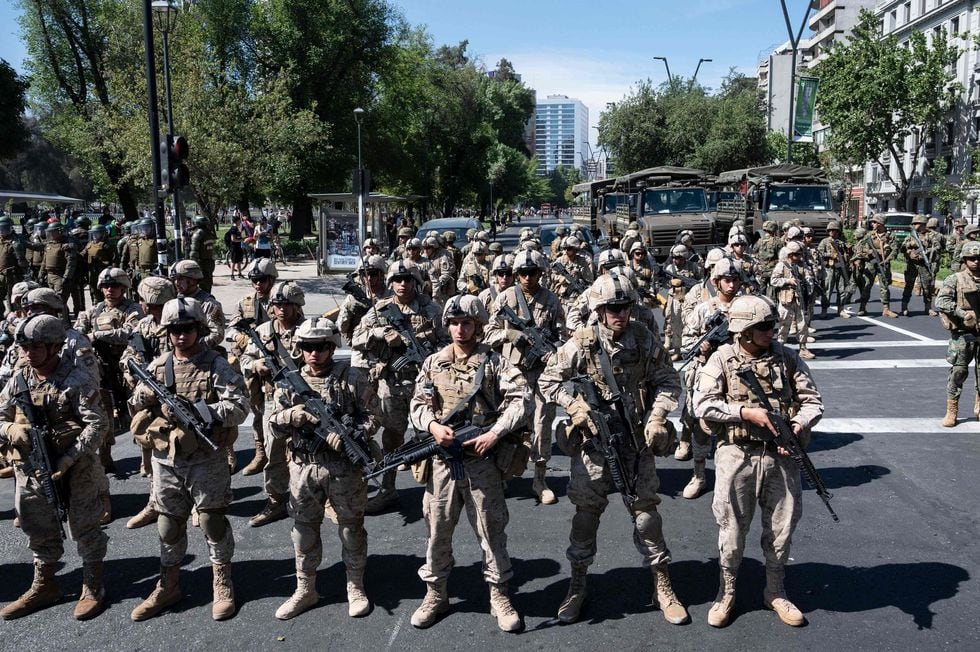 Soldados se preparan para dispersar una manifestación en Santiago. (AFP / Pedro Ugarte).