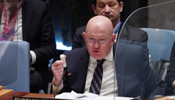 El embajador de Rusia ante la ONU, Vassily Nebenzia, habla en una reunión del Consejo de Seguridad de la ONU sobre amenazas a la paz y la seguridad internacionales, el 18 de marzo de 2022, en Nueva York. (Foto de TIMOTEO A. CLARY / AFP)