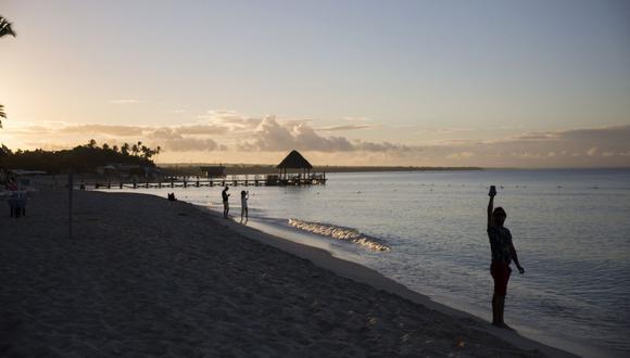 Los turistas disfrutan de la playa de un hotel todo incluido después de su reapertura en Bayahibe, provincia de La Altagracia, este de República Dominicana, el 23 de enero de 2021, en medio de la pandemia del nuevo coronavirus. (Foto referencial de Erika SANTELICES / AFP)