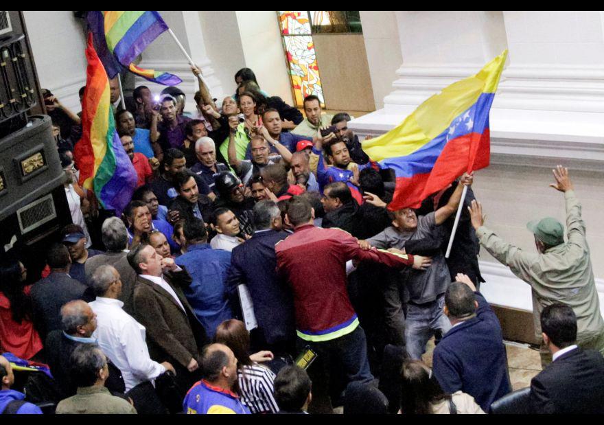Así asaltaron los chavistas el Parlamento de Venezuela [FOTOS] - 7