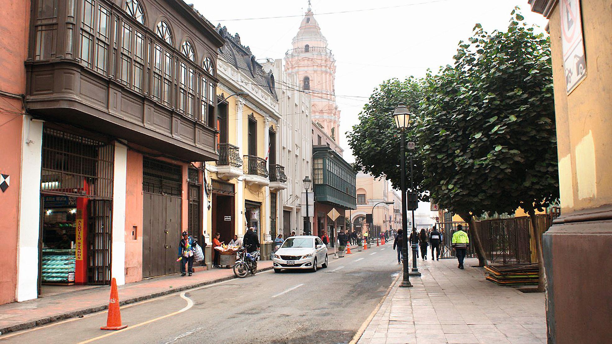 ANTES: En el actual jirón Camaná (cuadra 2 en la foto), hay una gran pista de dos carriles, mientras que el peatón tiene un espacio reducido pese a su mayor número. La intervención proyectada por Prolima contempla convertir esta ruta en un corredor peatonal con ciclovía.