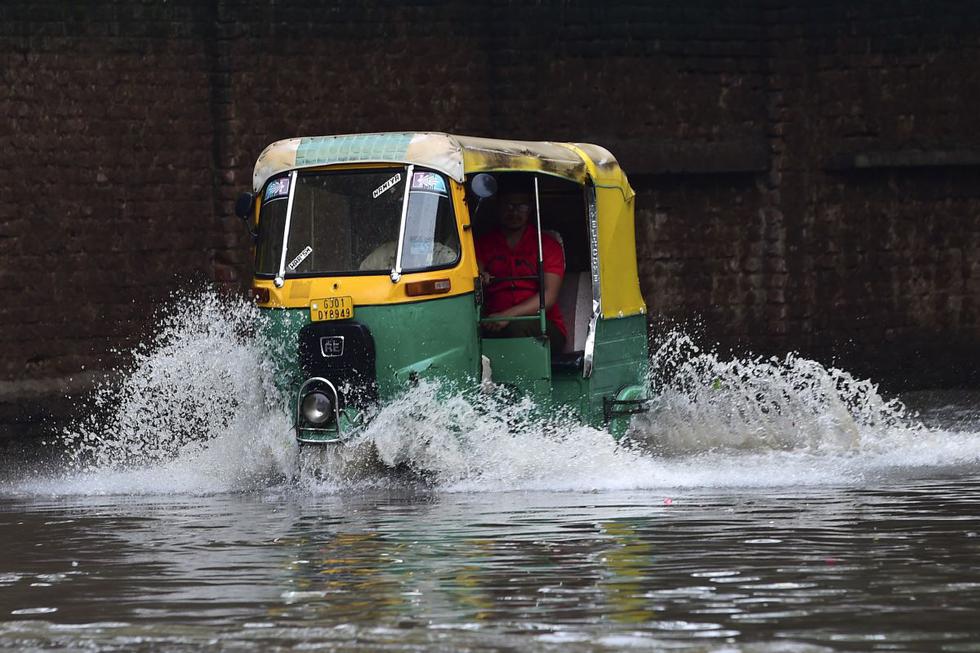 Una mototaxi en una calle inundado en Ahmedabad, India. (Foto: Sam Panthaky/AFP)
