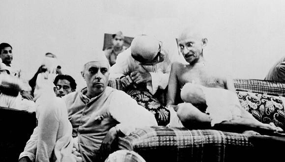 Mahatma Gandhi sentado con Jawaharlal Nehru, durante una reunión del Partido del Congreso en Bombay, el 9 de agosto de 1942. (Foto de AFP)