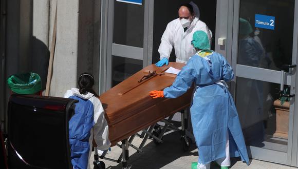 Trabajadores de una funeraria trasladan el ataúd de un fallecido por coronavirus en Leganés, Estapaña. Foto: Reuters