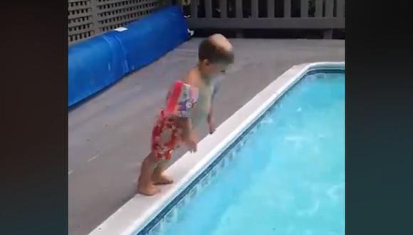 Un niño protagonizó un divertido video lanzándose a una piscina y se volvió viral en Facebook. (Foto: Captura)