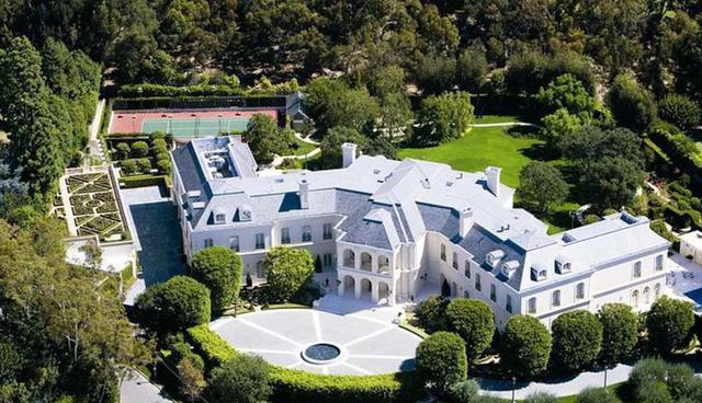 1.- Esta mansión se encuentra en Holmby Hills, Los Angeles, sobre un área total de 56 mil metros cuadrados. Tiene 14 dormitorios, 27 baños, sala de bolos, discoteca, salón de belleza, sala de bronceado y un estacionamiento con capacidad para 100 carros. Precio: US$ 200 millones. (Foto: Realtor.com)