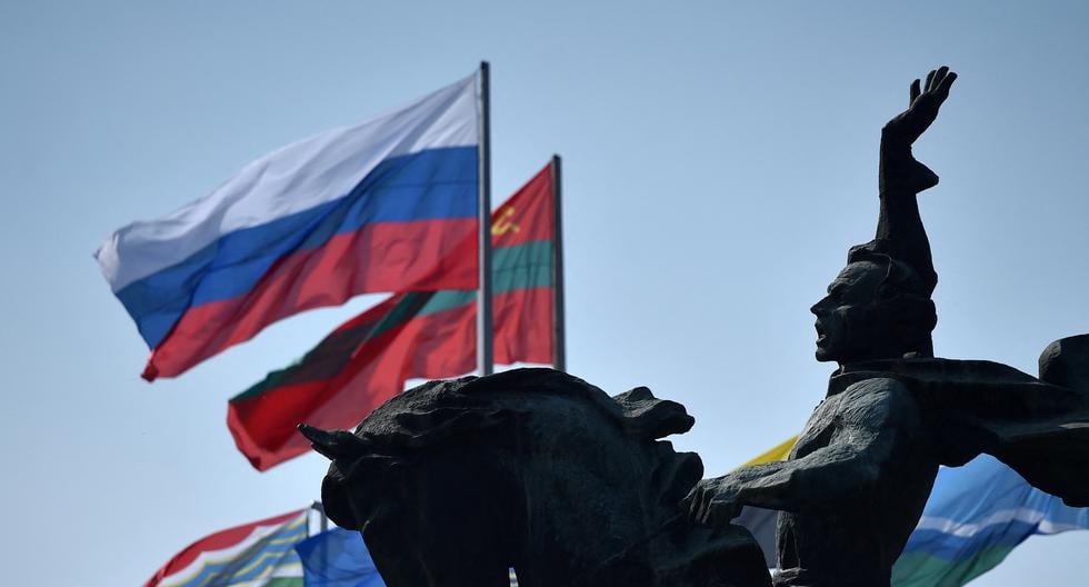 Las banderas estatales de Rusia y Transnistria ondean al viento cerca del monumento al comandante militar ruso del siglo XVIII Alexander Suvorov en la ciudad de Tiraspol, el 12 de septiembre del 2021. (Foto de Sergei GAPON / AFP).