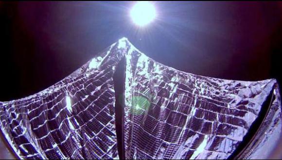 Difunden foto de la nave LightSail con su vela solar desplegada