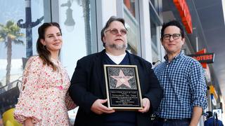 Guillermo del Toro recibe con orgullo su estrella en el Paseo de la Fama de Hollywood