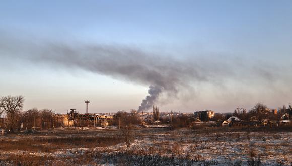El humo se eleva después del bombardeo en Soledar, el sitio de fuertes batallas con las fuerzas rusas en la región de Donetsk, Ucrania, el domingo 8 de enero de 2023. (Foto AP/Roman Chop)