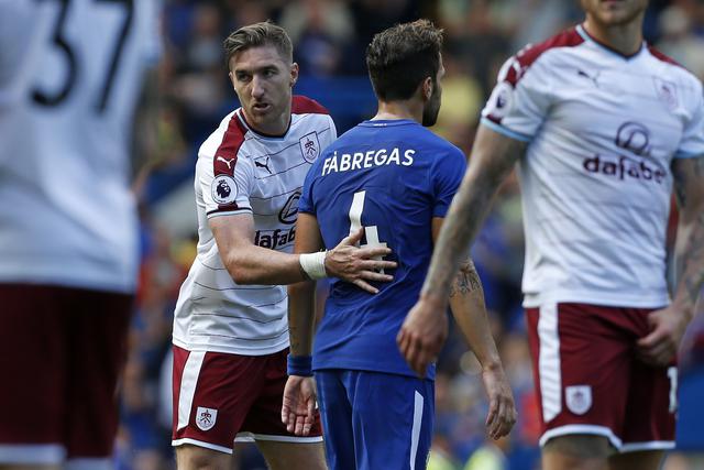Fábregas se fue en silencio hacia las duchas. Los jugadores del Burnley lo abrazaron en señal de empatía. (Foto: AFP)