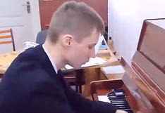Aleksey Romanov toca maravillosamente el piano… y no tiene manos