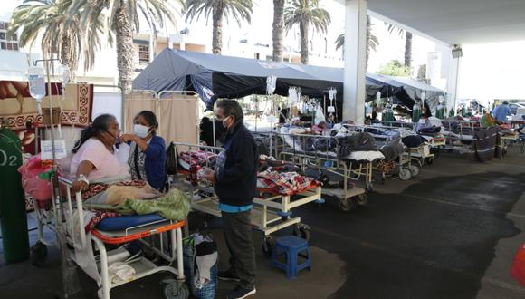 En la cochera del nosocomio se han habilitado dos carpas para auxiliar a más de 100 enfermos de coronavirus. Parece un escenario de guerra. (Foto: Alonso Chero)