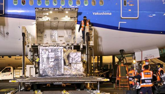 El lote arribó al país pasadas las 6 de la tarde y fue recibido por el viceministro de Prestaciones y Aseguramiento en Salud, Bernando Ostos. (Foto: Minsa)