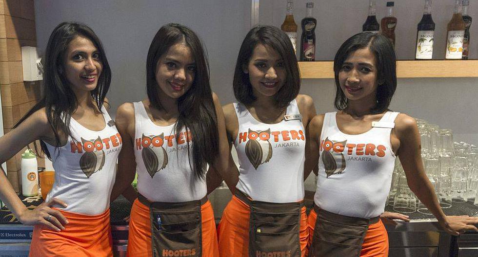 Camareras de Hooters Yakarta luciendo el característico uniforme de la cadena estadounidense. (Foto: EFE)