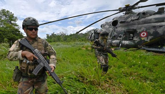 Peruvian Army soldiers take part in an operation to blow up a makeshift landing strip used by drug smugglers, in the northeastern Amazon jungle near the town of Oxapampa, in the Pasco region on October 31, 2019. - Peruvian authorities have rendered useless more than 30 airstrips in the last few weeks in an effort to stop cocaine trafficking. (Photo by Cris BOURONCLE / various sources / AFP)