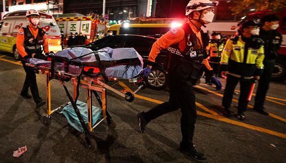 El cuerpo de una víctima es transportado en camilla en el distrito de Itaewon en Seúl el 30 de octubre de 2022. (Anthony WALLACE / AFP).