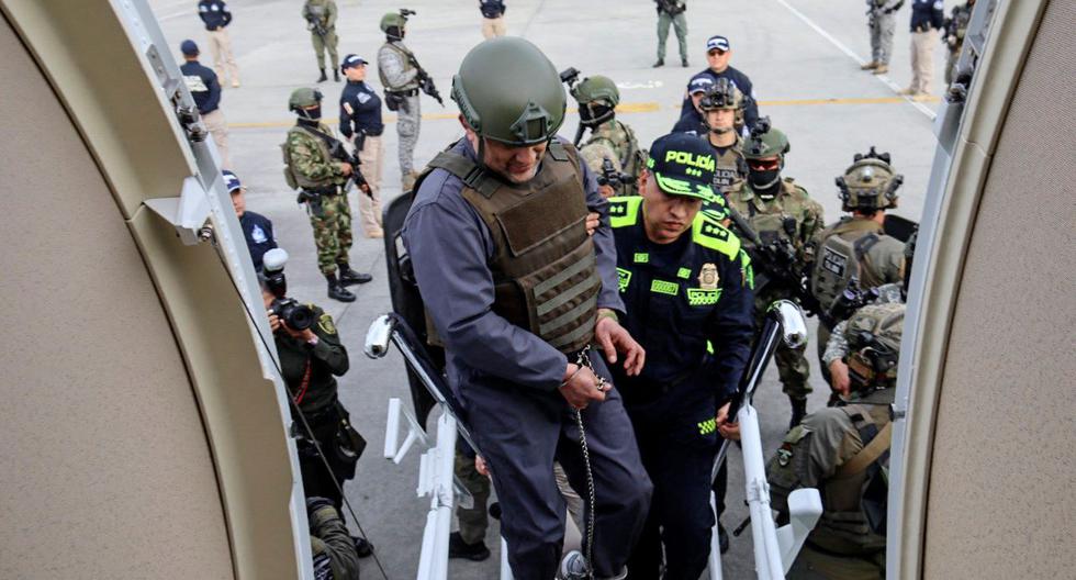 El narcotraficante colombiano y jefe del Clan del Golfo, Dairo Antonio Usuga, alias 'Otoniel', aborda un avión para ser extraditado a Estados Unidos, el 4 de mayo de 2022. (AFP).
