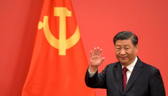 El presidente de China, Xi Jinping, saluda durante la presentación a los medios de comunicación de los miembros del nuevo Comité Permanente del Politburó del Partido Comunista Chino. (Foto: AFP)