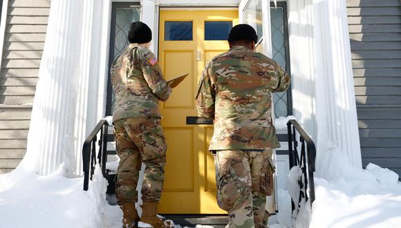 La policía y miembros de la Guardia Nacional estadounidense visitaron las casas de Buffalo para verificar el estado de los ciudadanos.