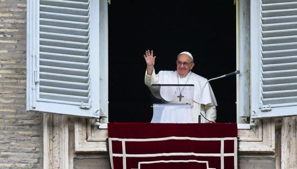 El papa Francisco saluda desde la ventana del palacio apostólico durante la oración semanal del Ángelus el 26 de febrero de 2023 en el Vaticano. (Foto de Vincenzo PINTO / AFP)