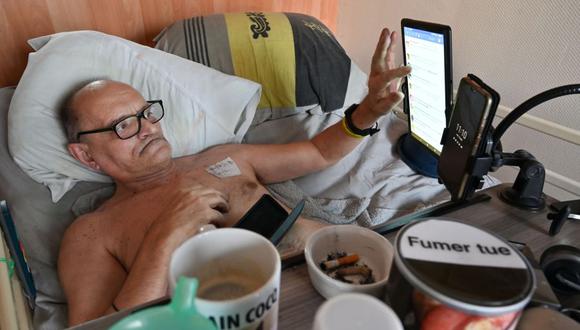 Alain Cocq, que sufre una enfermedad incurable, descansa en su cama médica el 12 de agosto de 2020 en su casa de Dijon, noreste de Francia. (Foto de PHILIPPE DESMAZES / AFP).