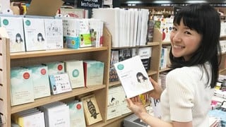 ¿Marie Kondo realmente recomienda tener solo 30 libros en casa?