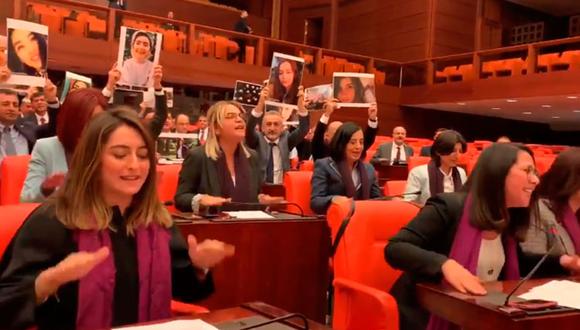 Diputadas turcas cantan “El violador eres tú” en el Parlamento. (Captura de video).