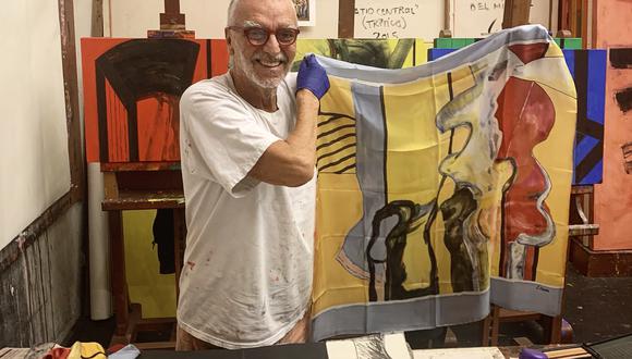 Familia, trabajo y obsesiones: para el pintor Ramiro Llona, todo se confunde por estos días de Cuarentena. En su casa taller, el pintor muestra su más reciente trabajo sobre seda.