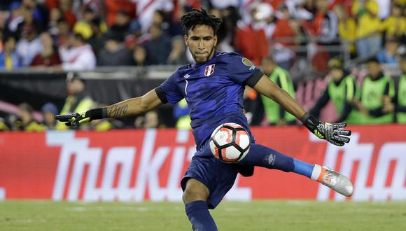 Pedro Gallese arribó a nuestro país luego de ser operado por una lesión sufrida en su mano derecha, que lo margina de los partidos ante Bolivia y Ecuador con la selección peruana. Foto: AP