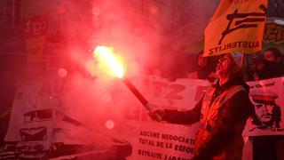 Francia: huelga contra reforma de pensiones sigue pese a llamado al diálogo del gobierno