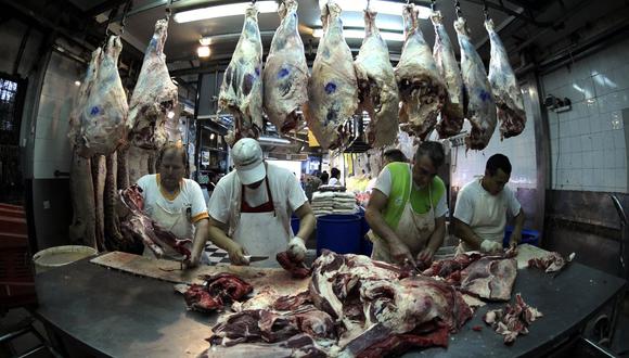 En esta foto de archivo tomada el 18 de febrero de 2016, trabajadores cortan carne en una carnicería en Buenos Aires, Argentina. ( Foto de JUAN MABROMATA / AFP).