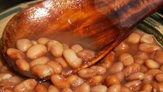 El sencillo truco para evitar las flatulencias al comer frijoles