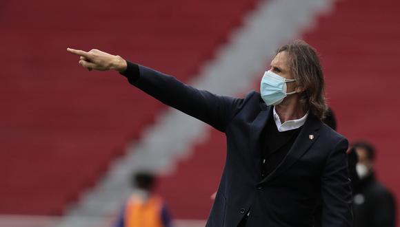 Gareca dirigiendo ante Ecuador en Quito este martes. (Foto: AP)