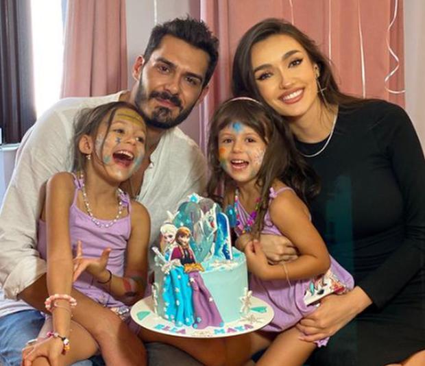 Con su pareja y sus dos hijas en el cumpleaños de una de las pequeñas (Foto: George Burcea / Instagram)