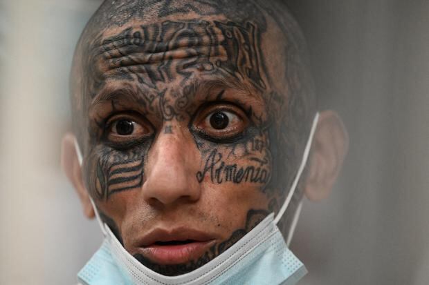 Un recluso conversa en una celda del CECOT. (Foto de Marvin RECINOS / AFP).