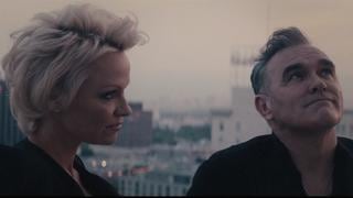 Morrissey estrenó videoclip con Pamela Anderson