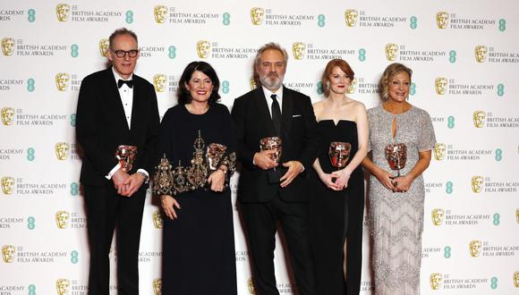 Productores Callum McDougall, Pippa Harris, junto al director Sam Mendes, la guionista Krysty Wilson-Cairns y la productora Jayne-Ann Tenggren con el BAFTA a "1917". (Foto: AFP)