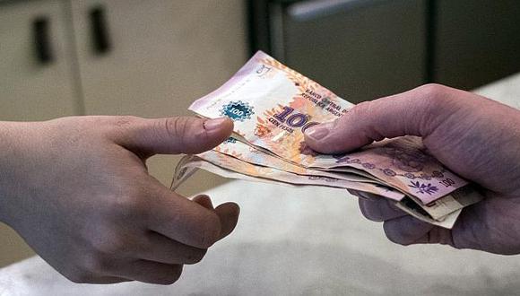 La caída del peso argentino domina las conversaciones entre la gente en Argentina. (Foto: Reuters)