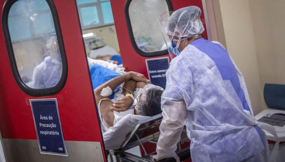 Los trabajadores de la salud trasladan a un paciente de Covid-19 a una unidad de aislamiento en el Hospital Municipal Evandro Freire en Río de Janeiro, Brasil. (Foto Referencial: Andre Coelho / Bloomberg).