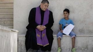 El sacerdote argentino que cuida niños y ancianos en Gaza