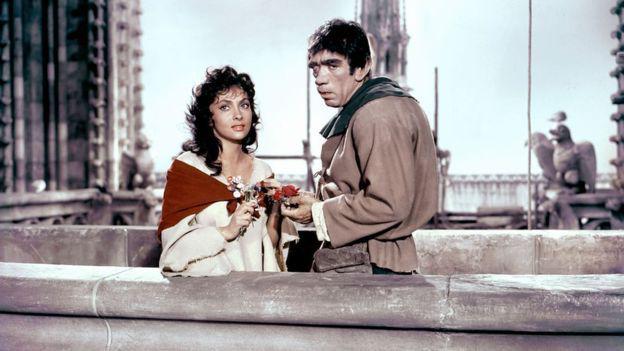 La actriz italiana Gina Lollobrigida interpretó a Esmeralda y el actor mexicano-estadounidense Anthony Quinn hizo lo propio con Cuasimodo en una película de 1956. (Getty Image vía BBC Mundo)