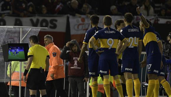 El árbitro brasileño Raphael Claus observa la repetición de la jugada en la que Mas le cometió falta a Santos Borré, en el clásico River Plate vs. Boca Juniors. (Foto: AFP / Juan MABROMATA)
